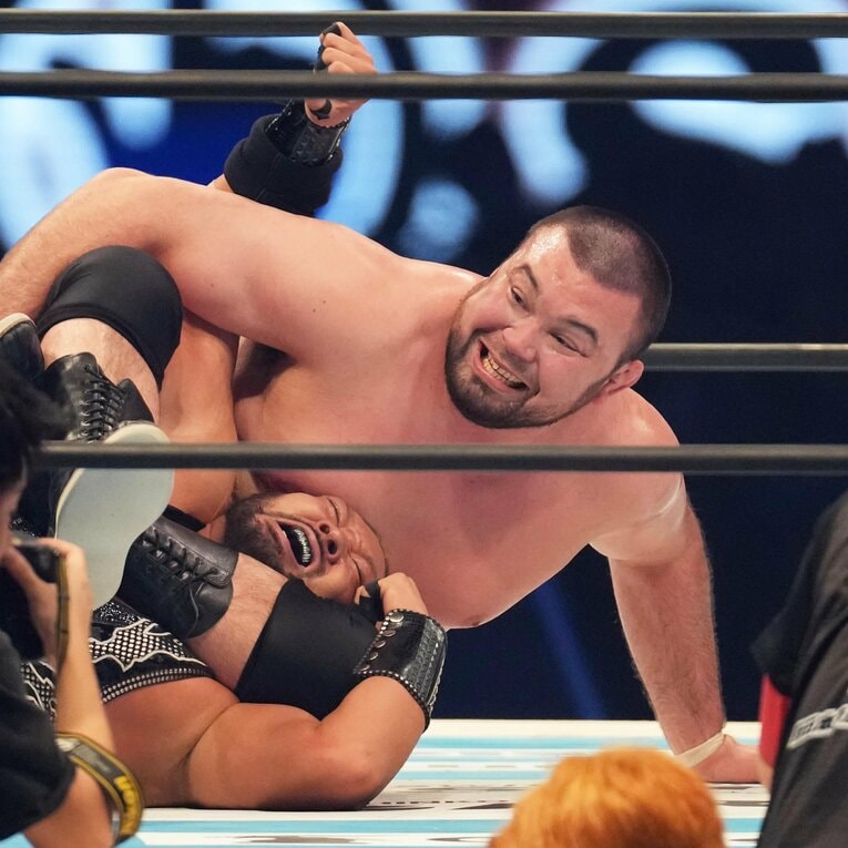 逆三角絞めでEVILを捕らえたウルフアロン　©Essei Hara