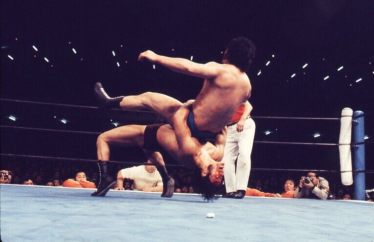 アントニオ猪木が渾身のジャーマンスープレックスで勝利　©AFLO