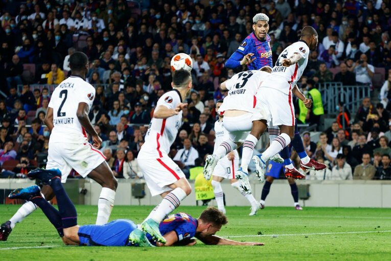 「初めて日本人がバルサのカンプノウで勝利」歴史的瞬間を撮った… 鎌田大地のアシストと献身に感動した理由〈長谷部誠も出場〉(33)