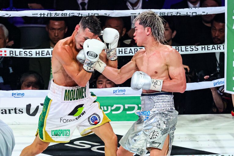 モロニーのガードの隙間を縫う那須川天心の右アッパー　©Susumu Nagao