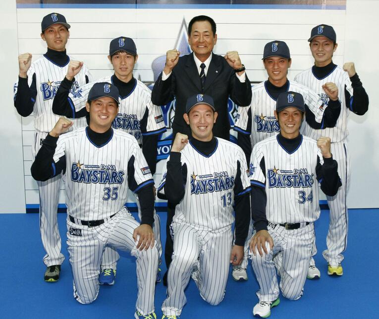 ドラフト4位で入団した三上朋也（前列左端）　©KYODO