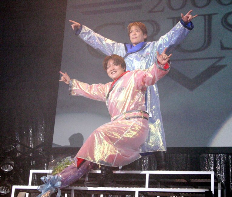 クラッシュ・ギャルズ時代のイメージカラーである飛鳥＝青、千種＝赤を、クラッシュ2000ではシックに　©東京スポーツ新聞社