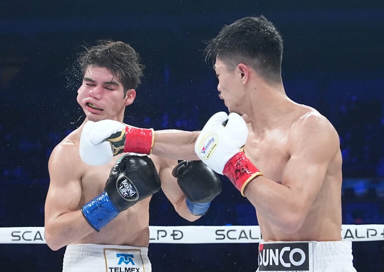 3ラウンド、中谷潤人の右フックがクエジャルの顔をとらえた瞬間の連続写真（3枚目／全3枚） ©Naoki Fukuda