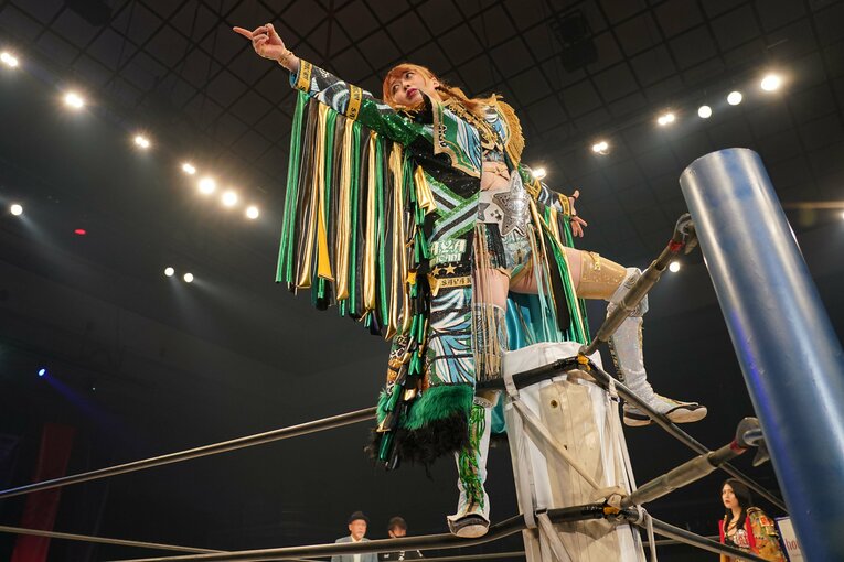 福岡のファンに白いベルトをアピールする上谷沙弥