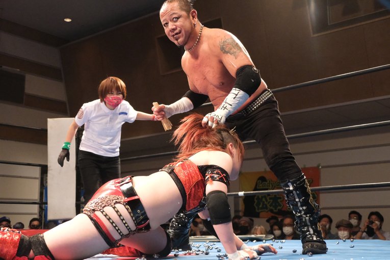 「いつか、傷だらけの背中でウェディングドレスを」 18歳の女子レスラー・鈴季すずが大流血を「嬉しい」と語る理由(58)