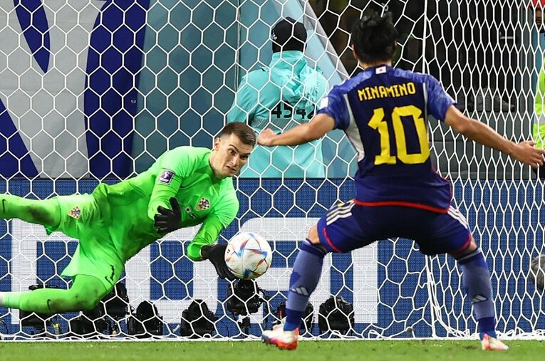 日本代表1人目のキッカー、南野拓実のPKをストップするクロアチア代表GKリバコビッチ ／ photograph by AFLO