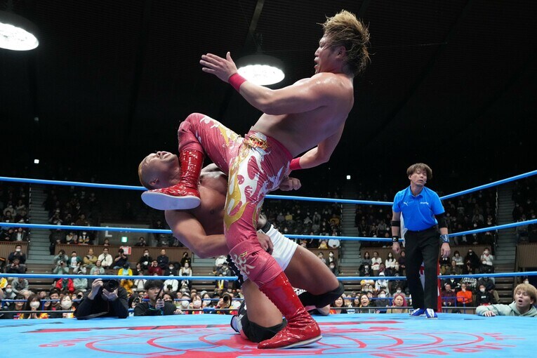 ヒザで反撃する宮原健斗　©Essei Hara