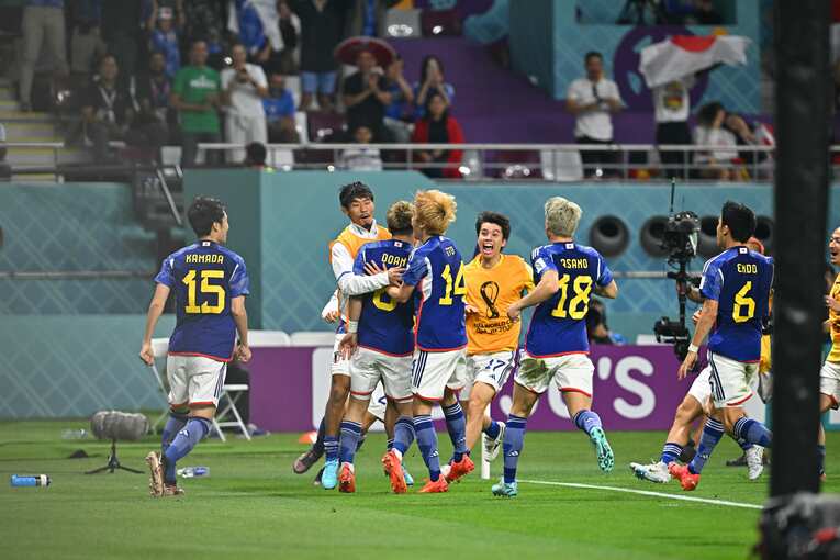 堂安律のもとに駆け寄る守田英正、田中碧ら　©Takuya Kaneko/JMPA