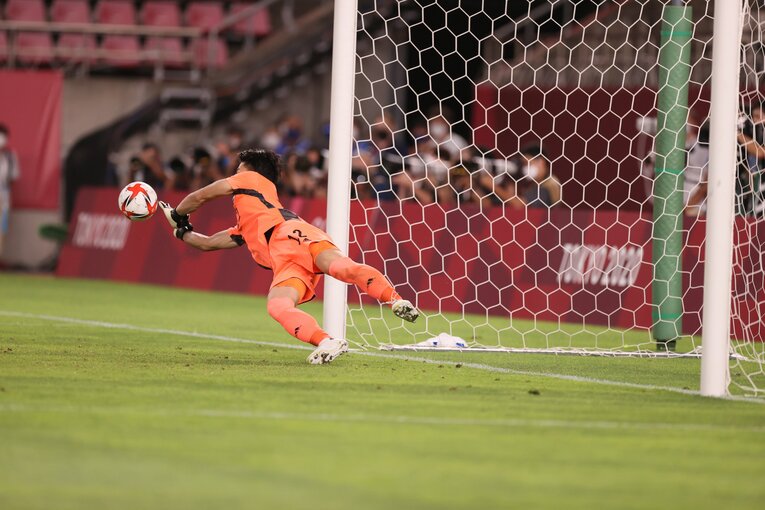 見事なセーブでニュージーランド2人目のPKを止めた谷　©JMPA