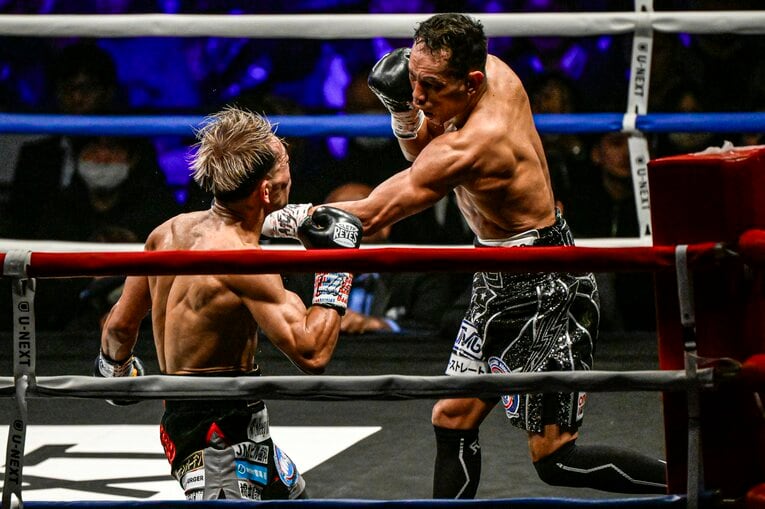 堤聖也vs.ノニト・ドネア。12月17日、両国国技館　©Takuya Sugiyama