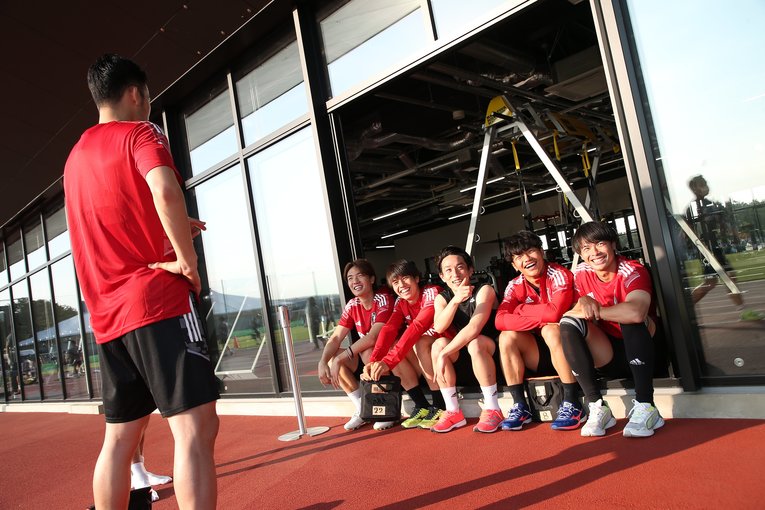吉田麻也と談笑する“フロンターレ勢”。左から板倉、田中、三好、旗手、三笘　©︎JFA/AFLO