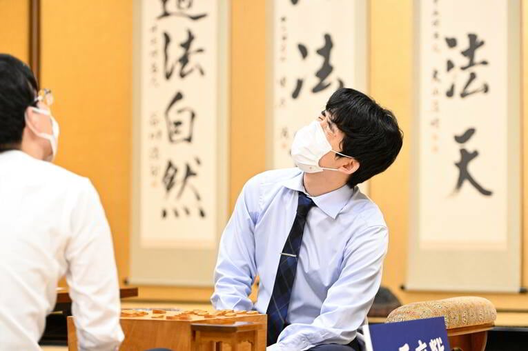 王座戦挑戦者決定戦後の感想戦、豊島九段とシンクロして天井を見上げる場面が　©Keiji Ishikawa