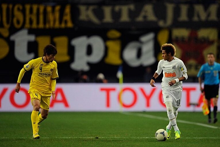 2011年クラブW杯での酒井vsネイマール ／ photograph by Takuya Sugiyama