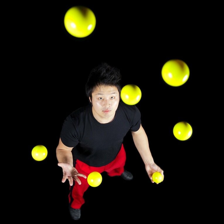 「体育館裏、彫刻刀で左腕を…」マイケルや金正恩に技を披露した大道芸人が壮絶イジメ体験を中高生に伝える理由《中3で渡米、17歳でW杯》(12)