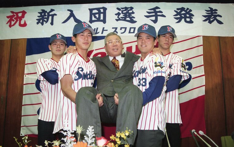 全員が今シーズン現役の監督、コーチです。1996年ドラフトで入団した（左から）石井弘寿（ヤクルト投手コーチ）、三木肇（楽天監督）、故・野村克也監督、野村克則（阪神バッテリーコーチ）、宮出隆自（ヤクルト二軍打撃コーチ）©︎SANKEI SHIMBUN