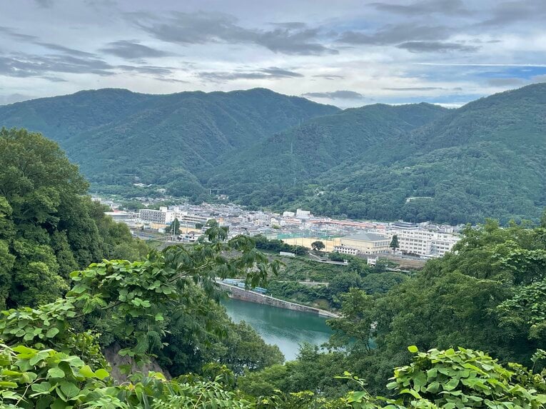 徳島西端の山間にある池田高校。吉野川対岸の山から望む校舎 ©NumberWeb
