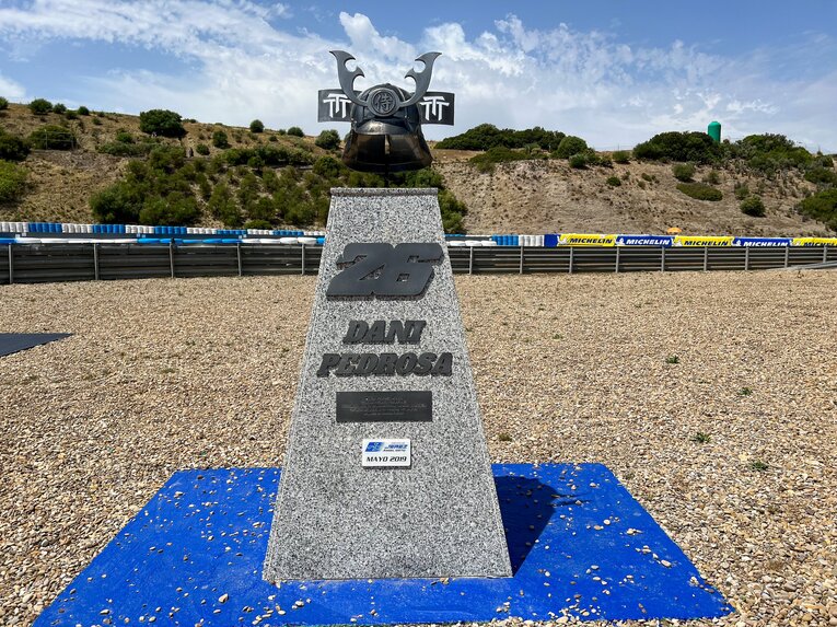 ヘレスサーキットのペドロサのモニュメント全景　©Satoshi Endo