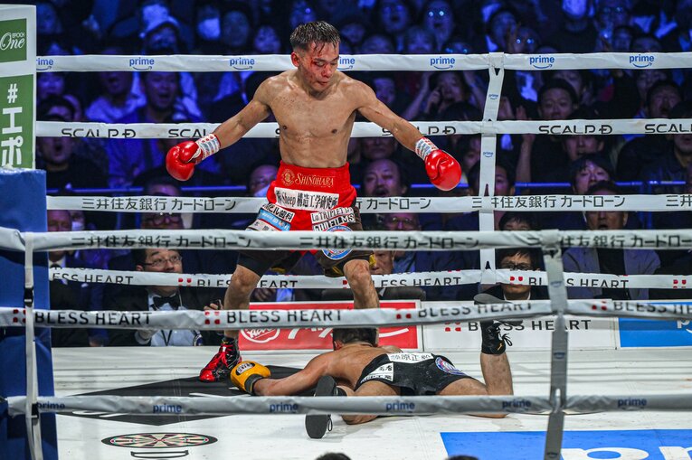 9回、堤聖也の右カウンターで前のめりに崩れ落ちる比嘉大吾（4枚目／全5枚） ©Takuya Sugiyama