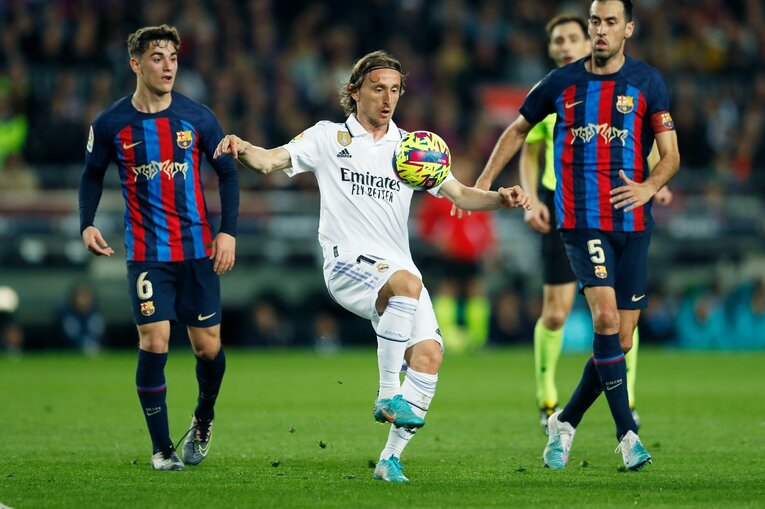 「バルサがメッシ退団後初のリーガ制覇」間近なクラシコの“喜びと憎しみ、一瞬のリスペクト”を撮った「18歳ガビが倒れたレアルDFを…」(23)