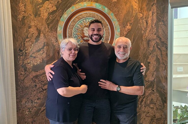 両親とともに　©Hiroaki Sawada