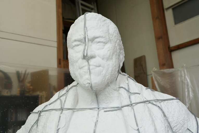 嬉しそうな表情を浮かべた猪木像