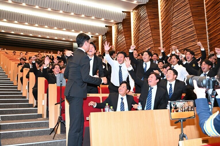 ヤクルトから3位指名された瞬間の山崎（左）。大島（右隣）らと喜びを分かち合う　©Keiji Ishikawa