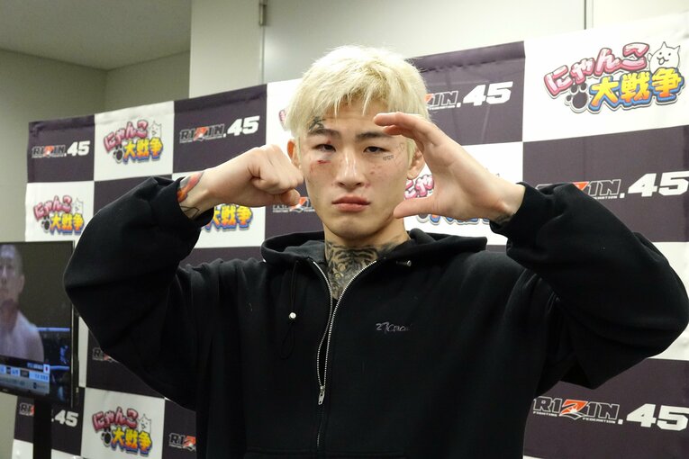 カメラの前でポーズを決める　©Koji Fuse