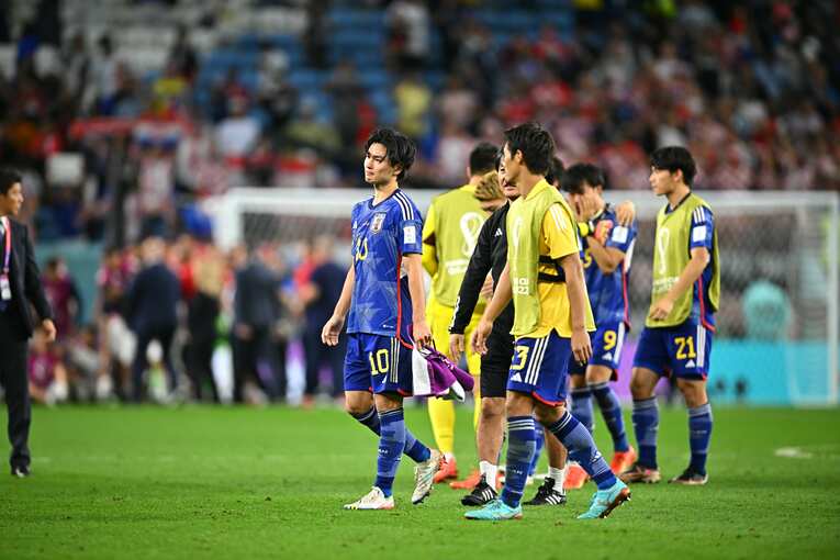 気持ちの整理のつかない表情でピッチをあとにする南野　©Takuya Kaneko／JMPA