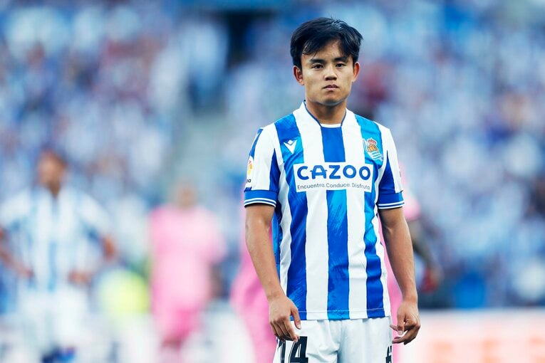 「KUBOコール」や「武房、シャツくれませんか」日本語メッセージの少年、猛プレスに感謝のハグ…“久保建英リーガ100戦目の進化”を撮った(43)