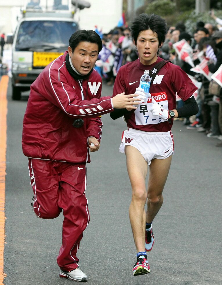 2011年の箱根駅伝、渡辺康幸監督から給水を受ける5区の猪俣英希　©JIJI PRESS