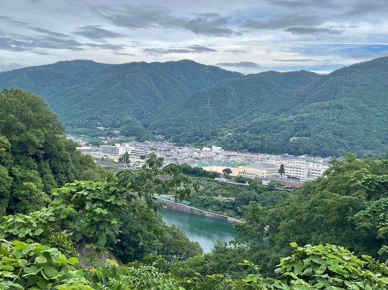 徳島西端の山間にある池田高校。吉野川対岸の山から望む校舎 ©NumberWeb