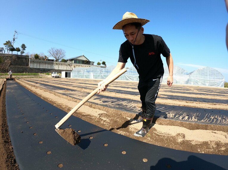 指導者にならないJリーガーは何をする？ 徳永悠平が麦わら帽と長靴姿でスイートコーンを栽培するワケ(14)