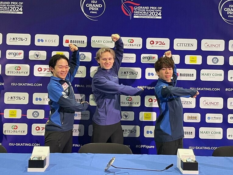 左から2位鍵山、1位マリニン、3位佐藤駿　©Akiko Tamura