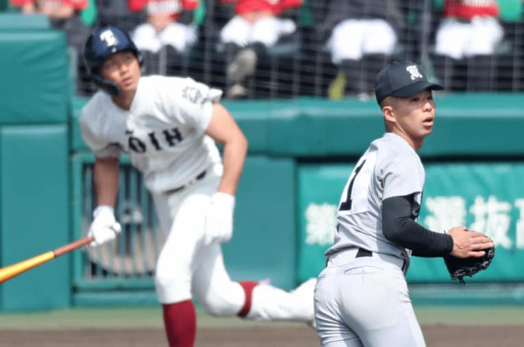 大阪桐蔭・谷渕瑛仁に犠飛を許す熊本工・堤大輔だが、この戦いが名門の古豪公立復活の一歩となるか ／ photograph by Sankei Shimbun