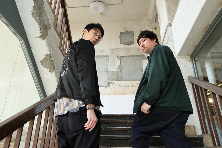 なぜ漫才師はスーツを着るのか？ スーツ歴1年の“M-1・肉うどんネタ”ロングコートダディに聞く「ナメられなくなった気がします」(7)