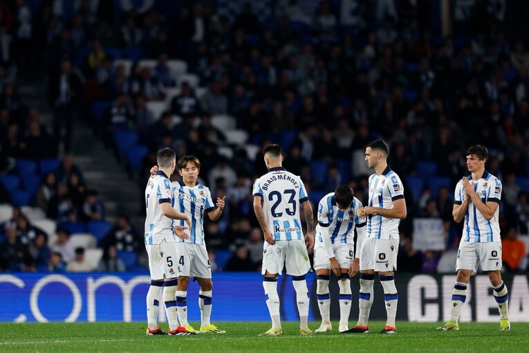 後半キックオフ間際には、スベルディアと話し合う久保の姿が　©Daisuke Nakashima