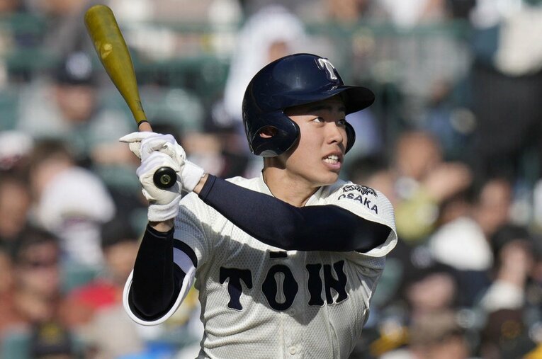 センバツでランニングホームランを打った境亮陽（大阪桐蔭高）。彼のバットはSSKだったが… ／ photograph by KYODO