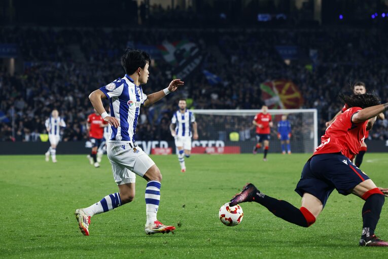 「173cmの久保建英が180cmに空中戦勝利」「反則まがいのマークも…」“キレキレな久保写真”を撮った中で、一瞬とらえた意外な仕草とは(15)