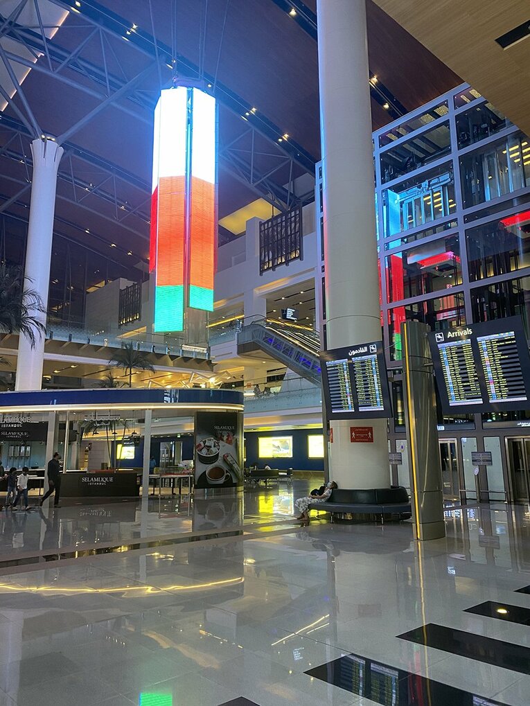 空港の到着ロビー　©Atsushi Iio