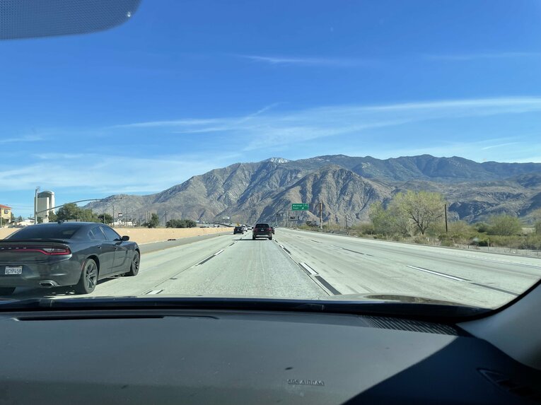 藤浪インタビューへ…ロサンゼルスからアリゾナへ向かう車中。助手席から撮影 ©Number Web
