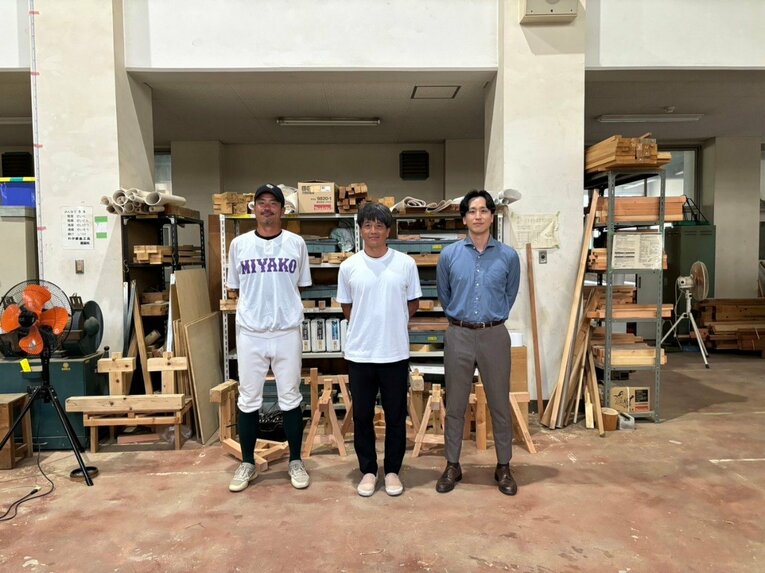 野球部監督の小宅（左）、バスケ部監督の下村（右）、両部の顧問を務める達の3人／学校提供