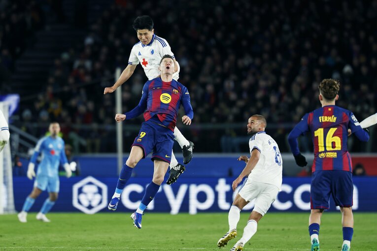 日本代表22歳DFがCLバルサ戦で「ボランチなの!?」「レバンドフスキに頭1つ飛び出て空中戦勝利」超ポリバレントな鈴木淳之介にカメラマン驚き(12)