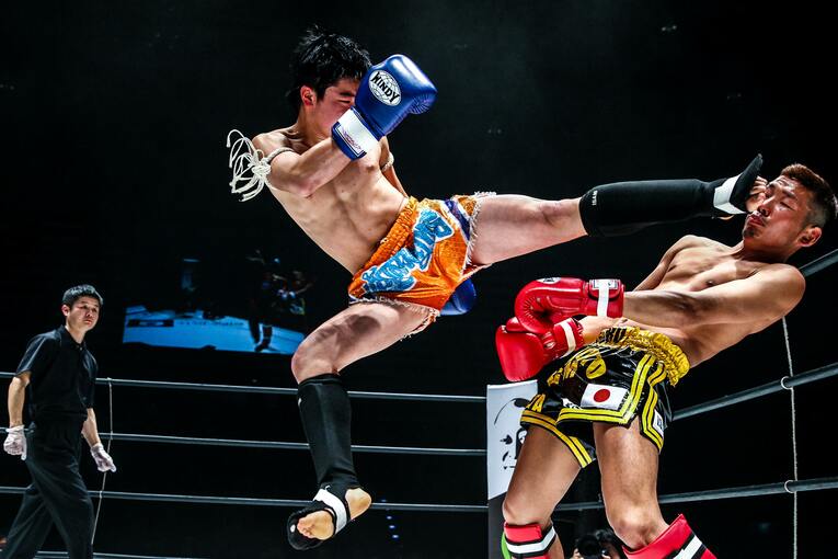 那須川天心がエキシビションマッチで見せた豪快な飛び蹴り　©Susumu Nagao