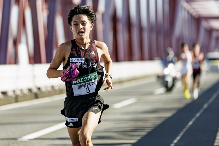 第56回全日本大学駅伝、2区で力走する國學院大の青木瑠郁（3年）　©Kiichi Matsumoto