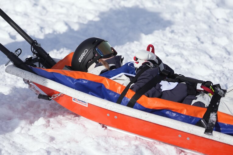 （連続写真）負傷した近藤はその後、担架に乗せられた【スワイプするとそのほかの写真もご覧になれます】　©AFLO