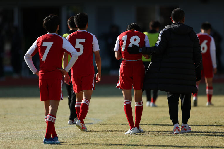 選手たちを労う山田監督（右）©︎Naoki Morita/AFLO SPORT