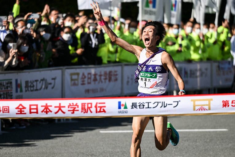 全日本大学駅伝の3連覇を成し遂げ、3本指を掲げる花尾。箱根では「3冠」の3本指となるか　©Nanae Suzuki