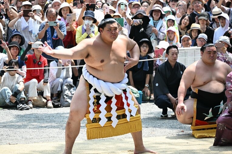 7月5日、名古屋市の熱田神宮で奉納土俵入りを披露する大の里　©JIJI PRESS