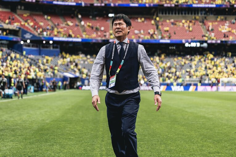 【テレビに映らなかったブラジル戦真相】試合後、涙、涙…ピッチに倒れ込む日本代表選手と励ます仲間たち。森保一監督の“痛恨の表情”も（写真は右に続きます）　©Kiichi Matsumoto/JMPA