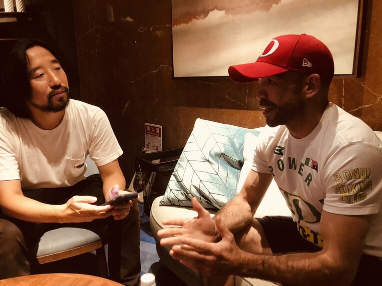 杉浦氏のインタビューに応じるドヘニー（筆者撮影）